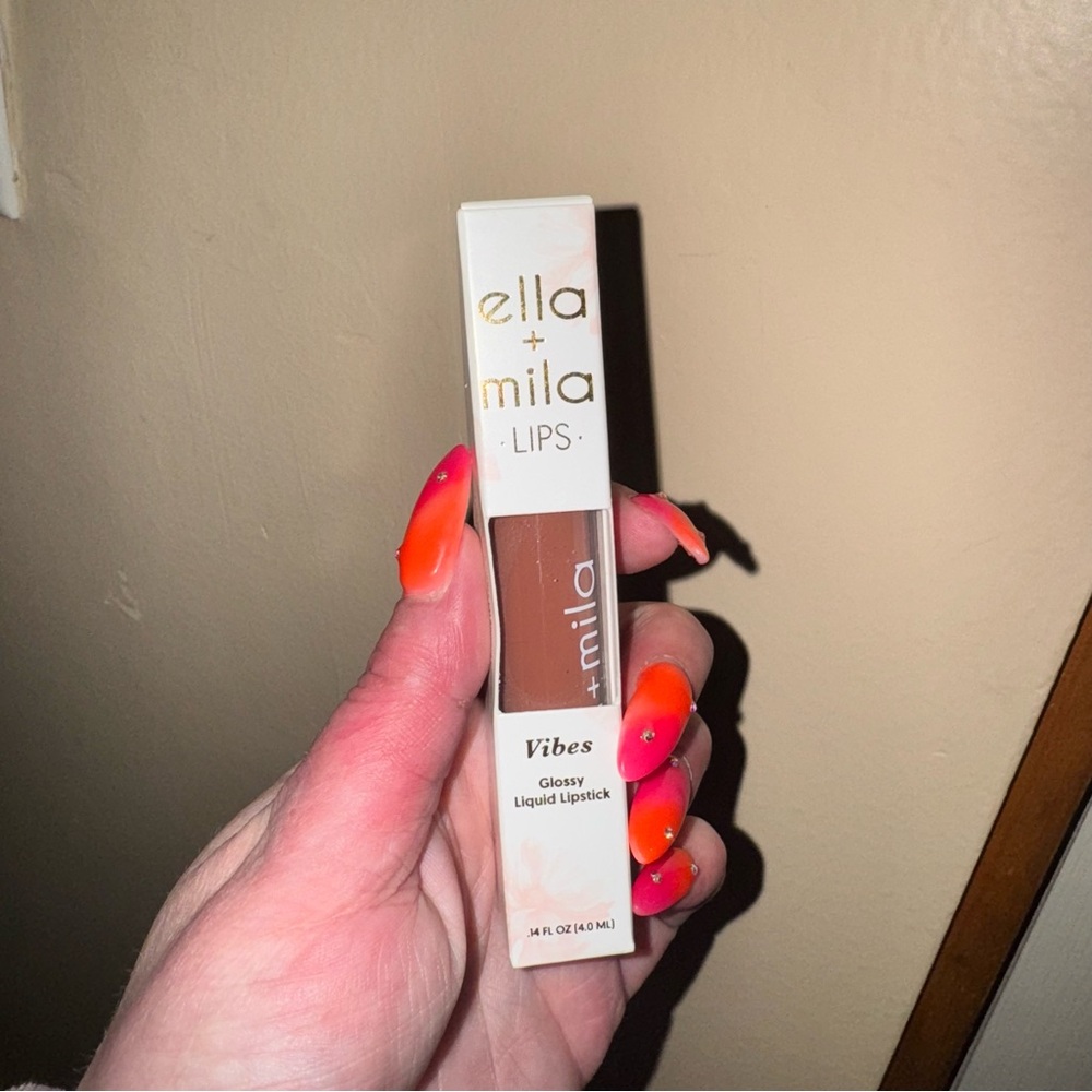 Glossy liquid lipstick